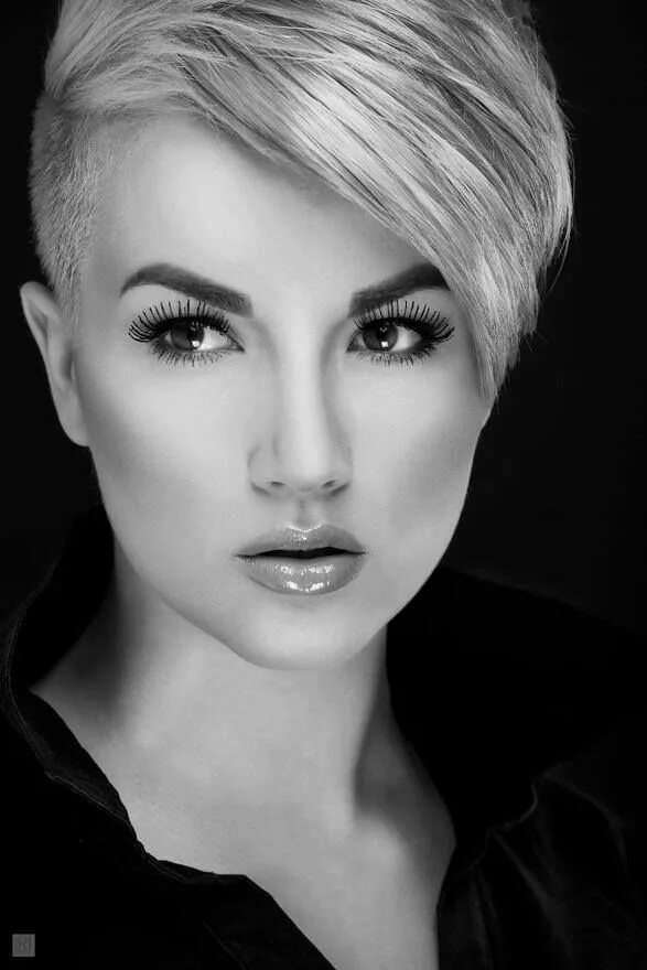 #behindthechair #angledbob #americansalon #modernsalon #beautylaunchpad #shortha