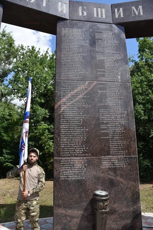 Имени павших. Мемориал землякам погибшим в локальных войнах Саратов. Военные памятники. Памятник погибшим воинам. Солдатский памятник.