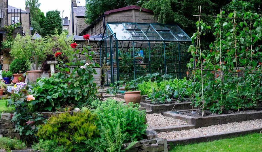 Nice gardening. Беседка для розы плетистой. Полив растений. Nice gardening. Внутренний двор загородного дома.
