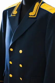 Форма с золотыми погонами