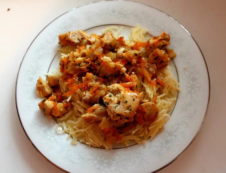 Филе с макаронами рецепт. Куриное филе с макаронами. макароны с куриным филе на сковороде. куриное филе с вермишелью. макароны с филе курицы на сковороде.
