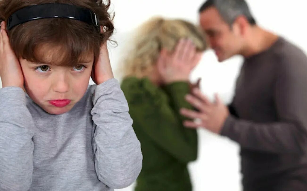 Семейно бытовые конфликты. Ссора родителей. Насилие в семье над детьми. Жестокость родителей к детям.