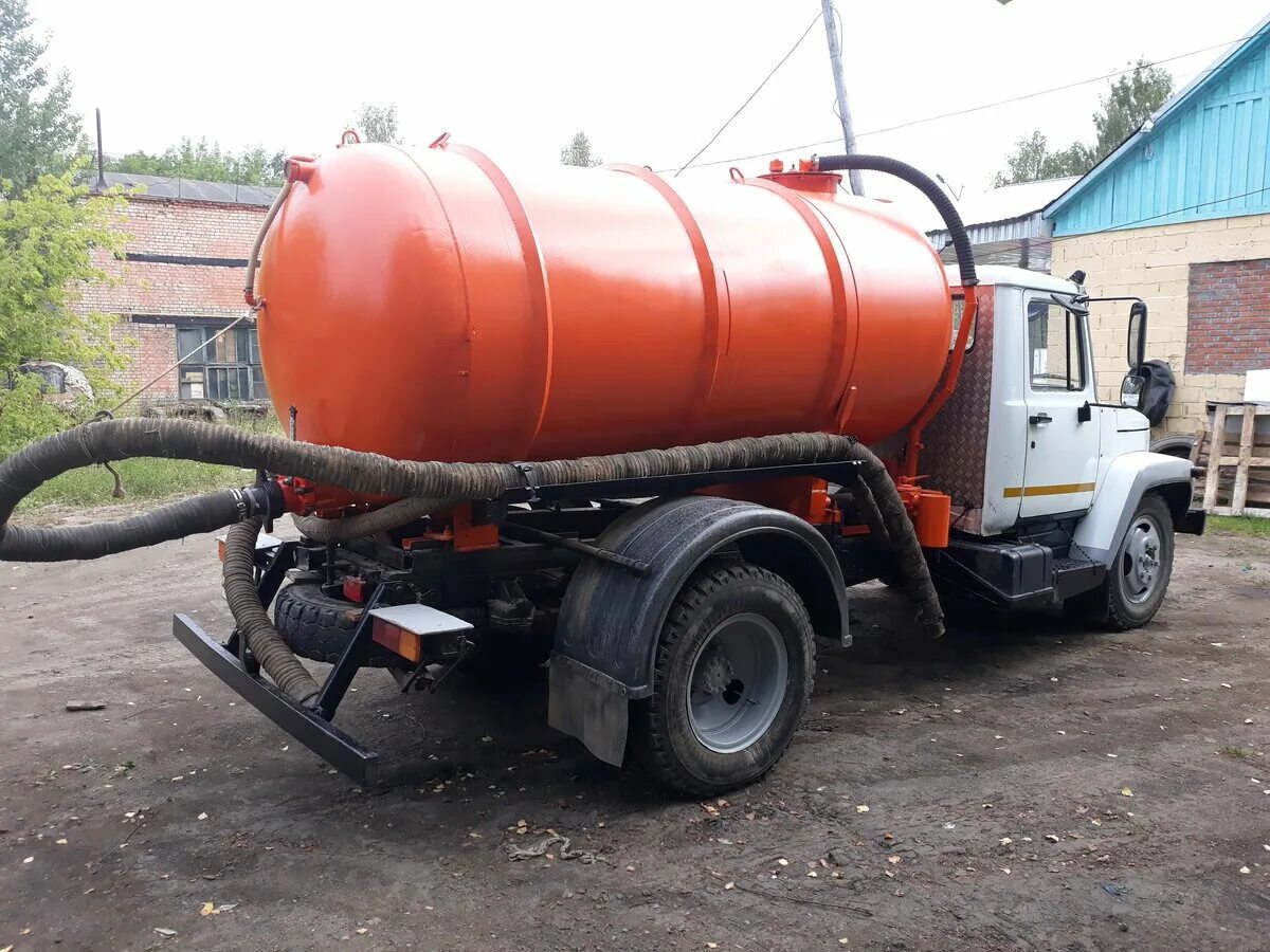 Ассенизатор motor depot. Золотарь профессия. Золотарь откачка. Золотарь откачка. Телега откачки канализации.