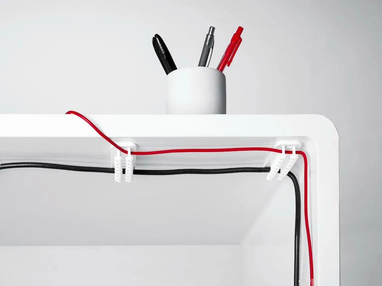 Кабель канал открытый. Держатель для проводов quirky Plug Hub Desk Power Cable Organizer темно-серый PLG-1-cw1. Simon connect кабель-органайзер. Cablox Cable Organizer. Кабель канал для проводов.