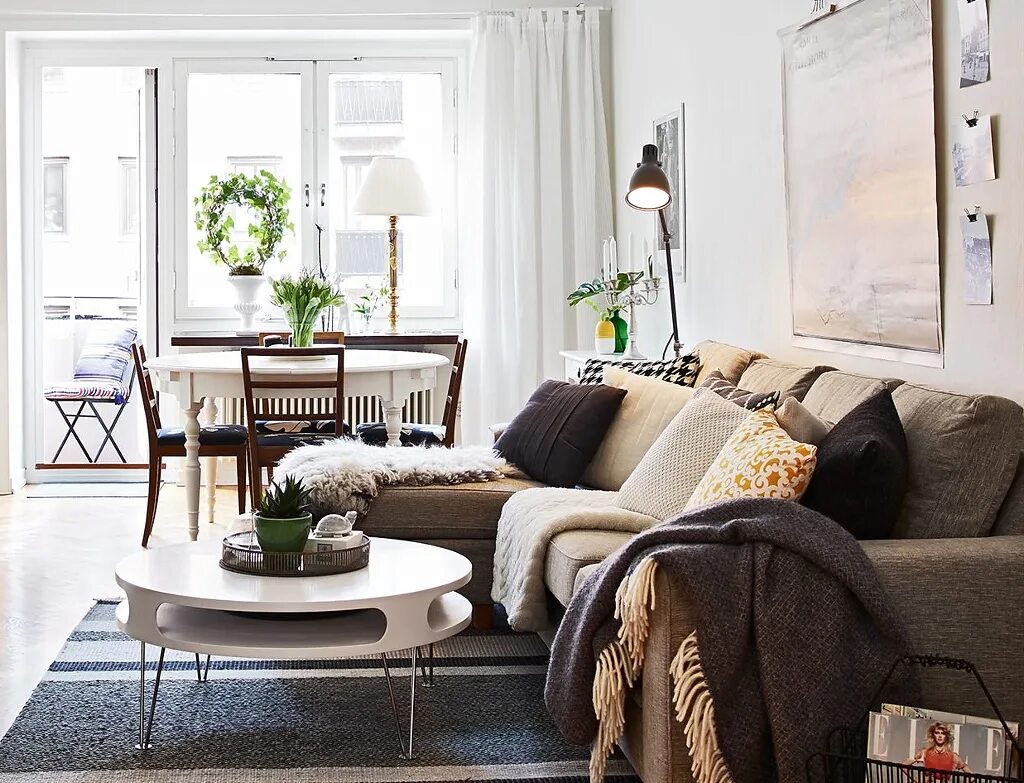 акцентная стена в гостиной в скандинавском стиле. уютная гостиная в скандинавском стиле. уютный скандинавский интерьер. скандинавский уют. скандинавский стиль хюгге.