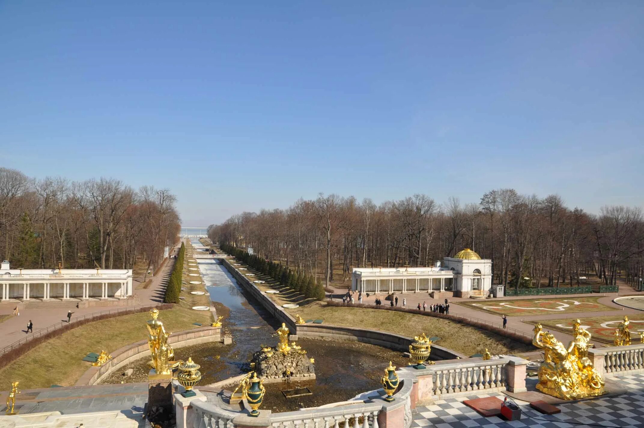 Петергоф в апреле. Петергоф в санкт-петербурге ранней весной. петергоф парк весной. верхнесадский канал петергоф. петергоф март.