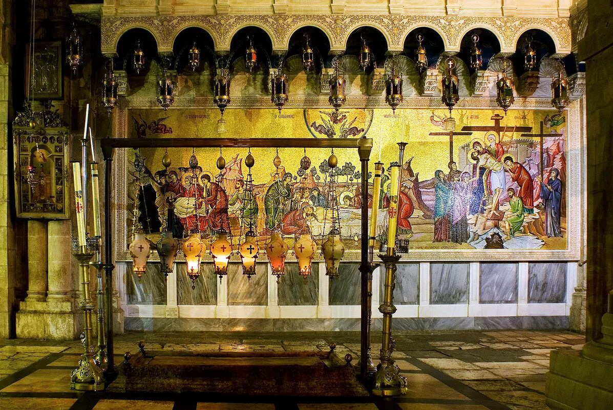 камень помазания в храме гроба господня. камень в храме господня. камень помазания в храме гроба господня. иерусалим храм гроба господня камень миропомазания. плита помазания в храме гроба господня.