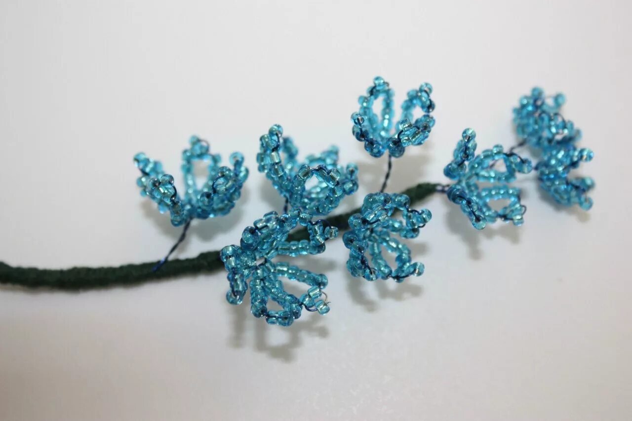 ветки из бисера. весенние композиции из бисера. мимоза цветок бисероплетение. веточки из бисера. веточки из бисера для дерева.