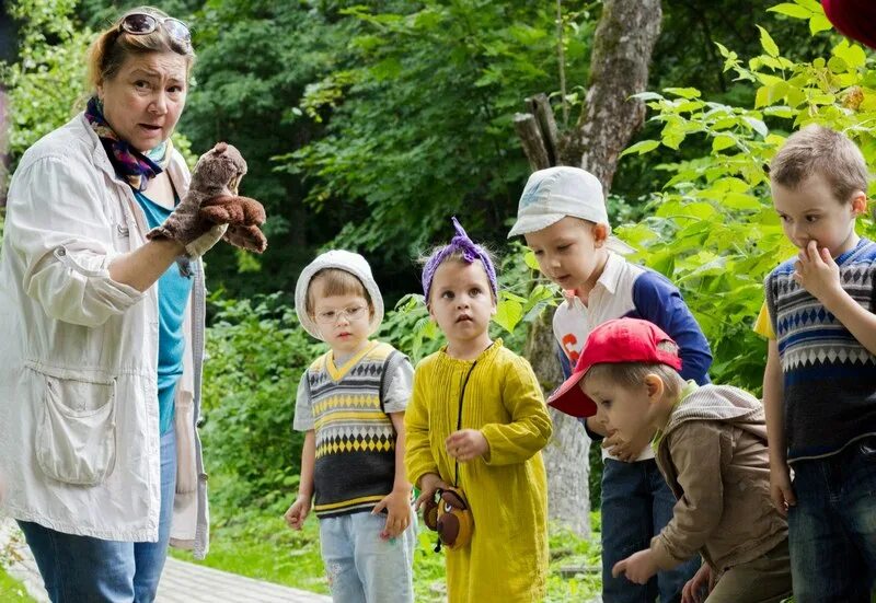 Экскурсия с ребенком 2 года. Дети на экскурсии на природе. Дети на экскурсии в лесу. Лесные экскурсии с детьми. Экскурсия для школьников на пасеку.