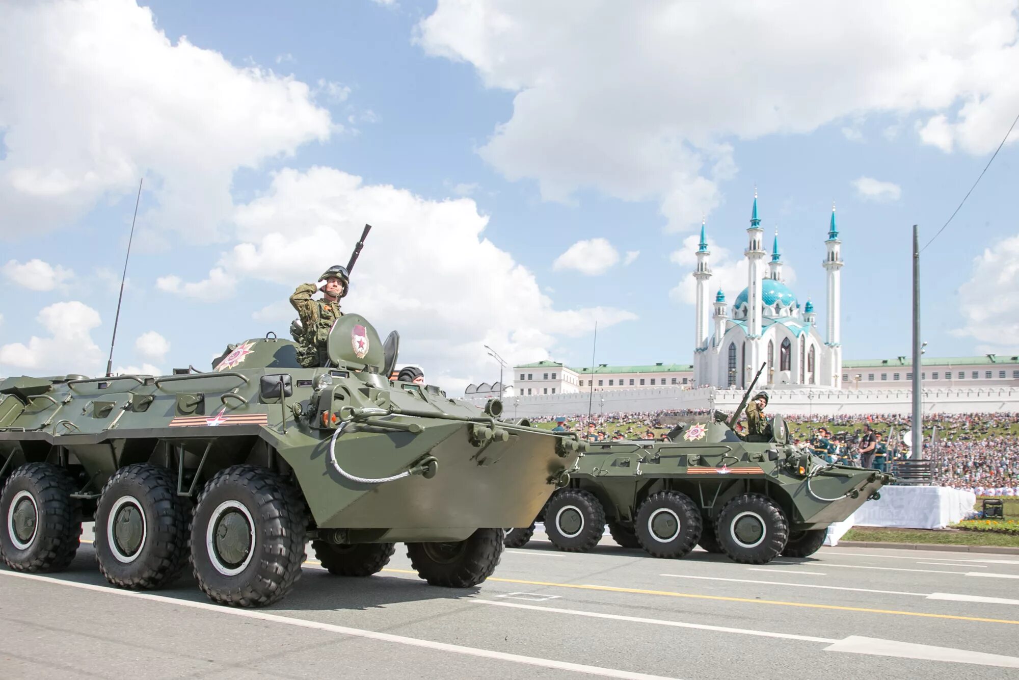 9 мая в казани. Парк Победы Казань. Парад 9 мая Казань. Парк Победы и военной техники Казань. Военная техника в Казани парад.