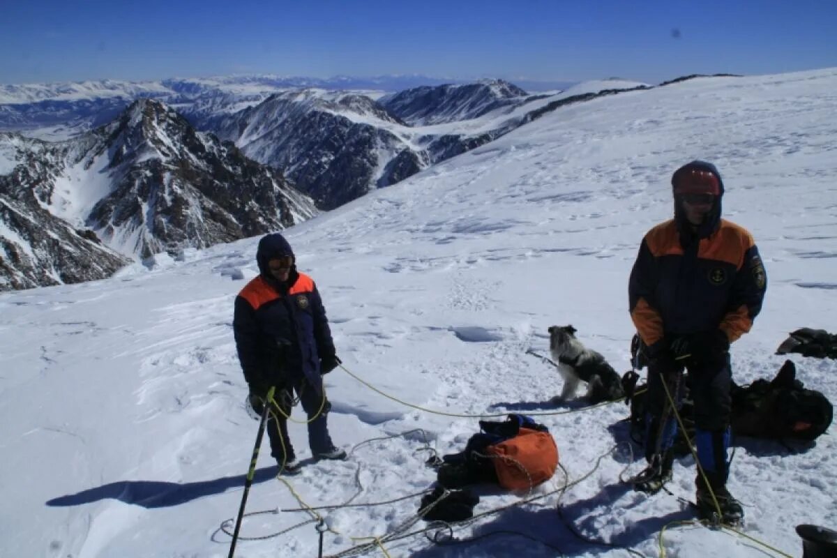 Спасательная алтая. Горные туристы на леднике. На Алтае турист провалился в ледник. Туристы потерялись в Алтайском крае. Алтай 10 апреля фото туристов.