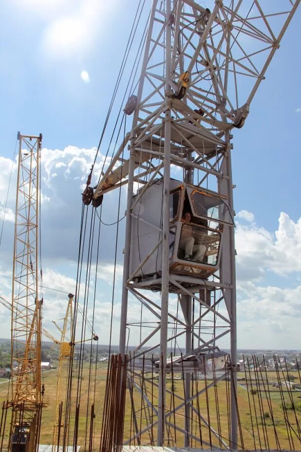 Кабина башенного крана. Машинист крана крановщик башенного. Кабина портального крана. Шевченко евгений александрович трест россэм. Крановщик (оператор мостового крана).