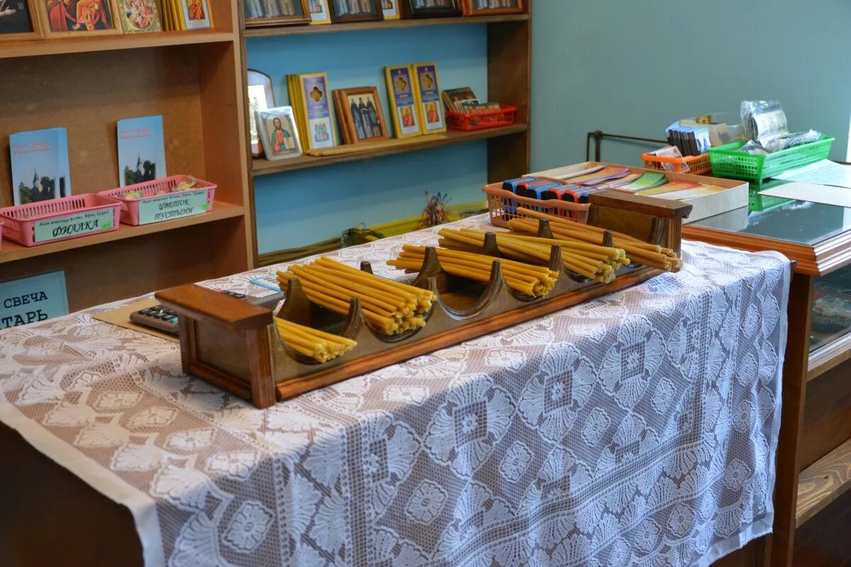 витрина для церковной лавки. мебель для церковной лавки. свечи церковные освященные. свечи сретенские. витрина для свечей церковная лавка.