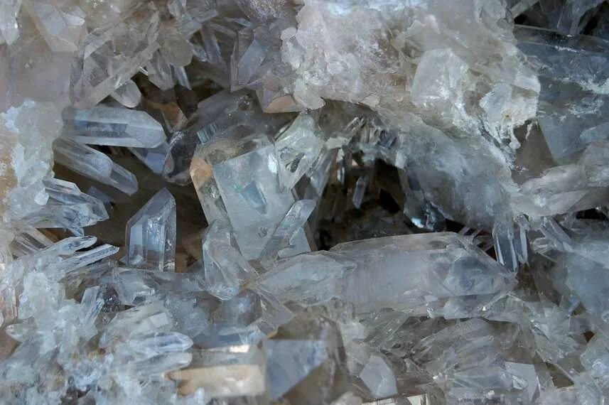 Cacha crystal. Матинское месторождение горного хрусталя. Горный кварц камень. Минералы кварц горный хрусталь. Горный хрусталь кварц кварц.