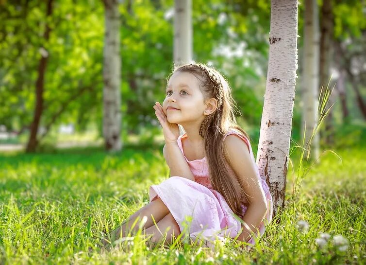 детская фотосессия на природе. маленькая девушка в белом платье. маленькие девчонки. в лесу. детки на природе.