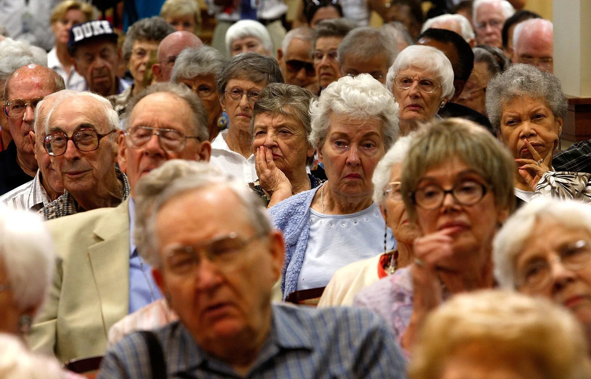 Много пожилых людей. Пожилые люди в России. Старение населения. Демографическое старение. Пожилые люди в обществе.