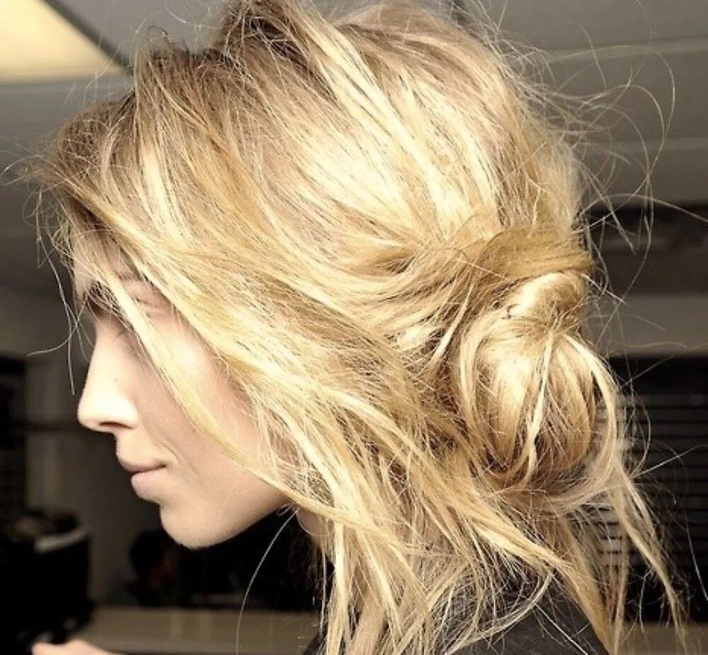 Небрежный пучок на длинные волосы. Прическа messy bun. Стрижка каскад- шегги. Прическа messy bun. Небрежные секунды.