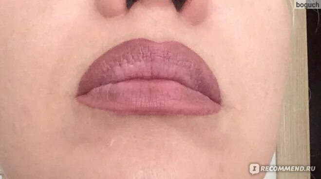 Отек губ после перманентного. Губы после перманентного макияжа. Перманентный макияж губ фиолетовый. Татуаж губ при ассиметрии.