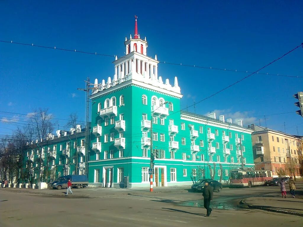 Г дзержинск ниж. Дом со шпилем в Дзержинске Нижегородской области. В Г. Дзержинск (Горьковской области). Архитектура города Дзержинска Нижегородской области. Достопримечательности Дзержинска дом со шпилем.