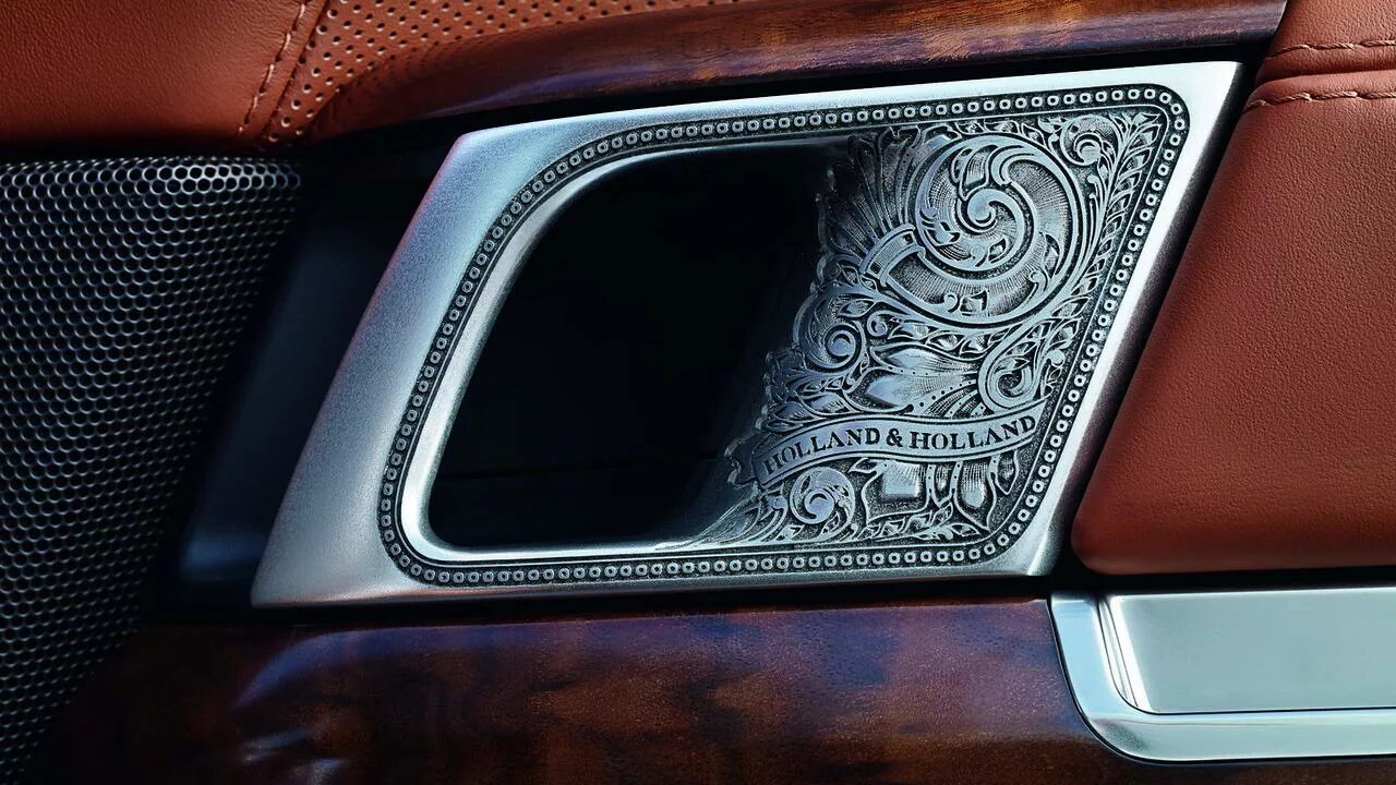 Двери range. Ручка holland&amp;holland range rover. range rover гравировка. ручка салонная рендж ровер. аквапринт бентли.