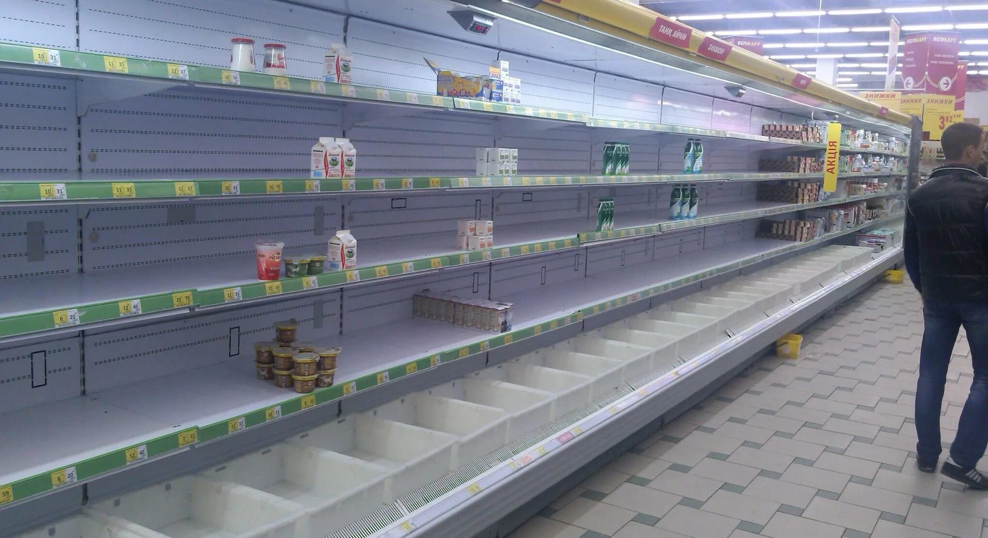 Пустые полки. Верный магазин пустые полки. Пустые полки супермаркета. Полки российских магазинов. Полки магазинов в америке.