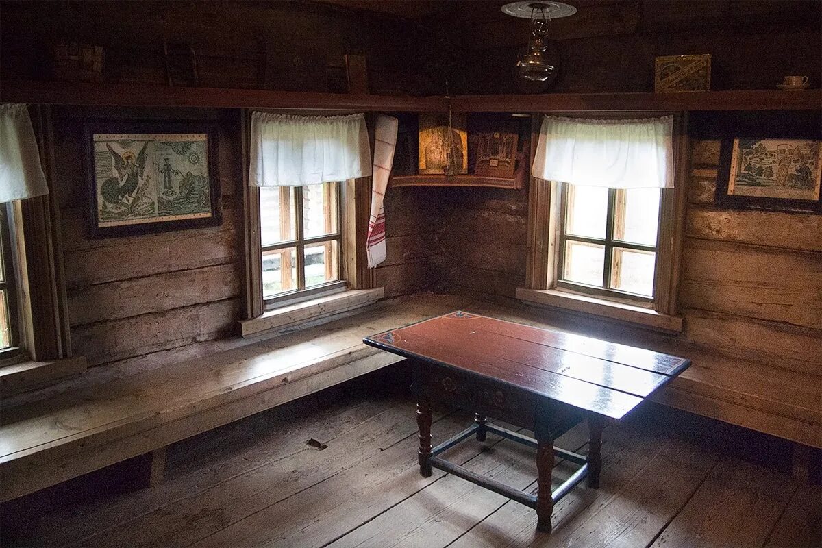 Красный угол в русской избе 17 века. Русская изба изнутри горница. Скамья в русской избе. Красный уголок в избе. Русская изба красный угол музей.