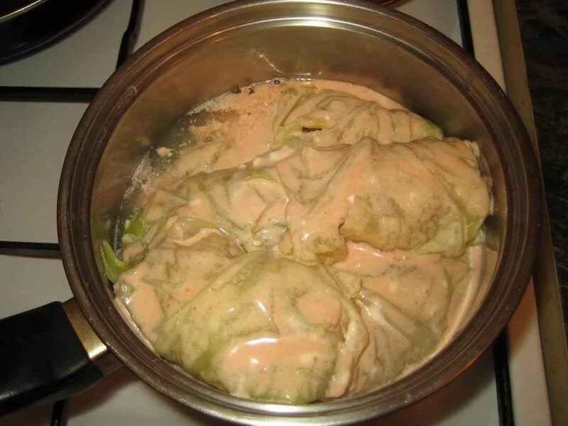 Кастрюля для голубцов. Голубцы в сметанной заливке. Голубцы в сметанном соусе в кастрюле. Голубцы с пекинской капустой и фаршем. Голубцы со сметаной.