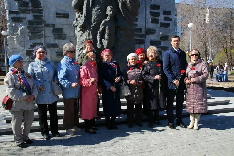 1 мая тюмень. Возложение цветов. Возложение цветов 9 мая. Возложение цветов к памятнику. Торжественное возложение цветов к памятнику.