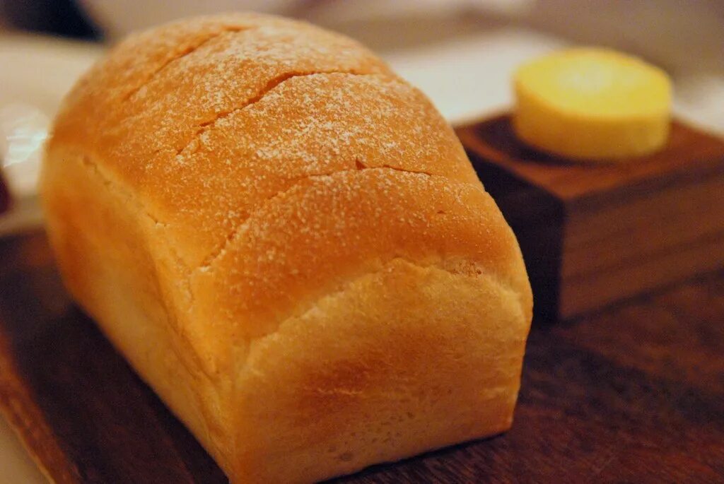 Как размягчить хлеб. Черствый хлеб. Черствая булочка. Нарезанный хлеб. Мягкий хлеб.