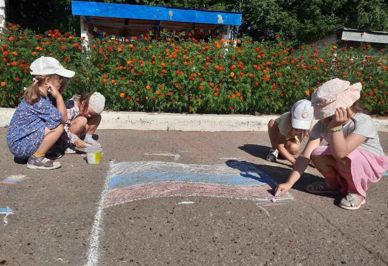 День молодежи в кирове 2025 программа. Конкурс рисунков на асфальте. дети рисуют на асфальте. день флага на асфальте. день рисунков на асфальте.