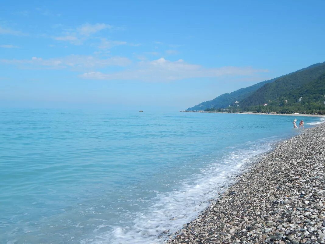 Море абхазия пицунда. Абхазия Пицунда Гагра пляж. Море Пицунда Пицунда. Черное море Пицунда.