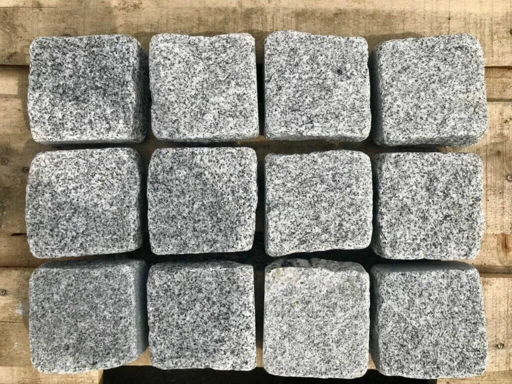 Брусчатка гранитная колотая. Элит гранит брусчатка. Брусчатка гранитная колотая 100х100х100. Брусчатка габродиабаз. Брусчатка габродиабаз.