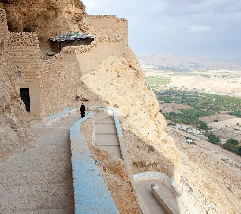 Монастырь искушения иерихон. Гора искушений в иерихоне. Иерихон гора искушений. Гора соблазна. Монастырь искушения иерихон.