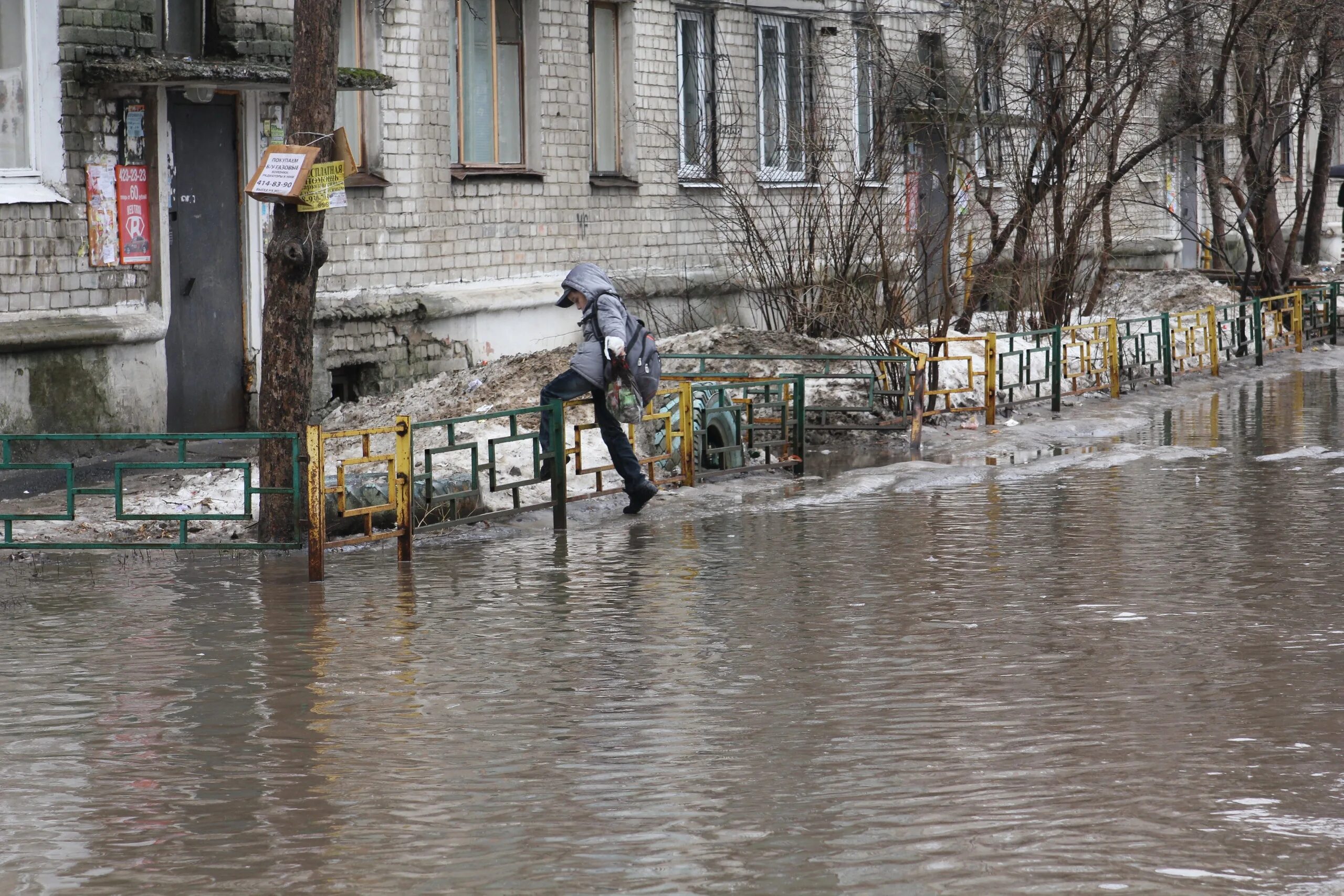 Погода нижний новгород 5 декабря. Дождь в городе. Небольшой дождь. Паводок в Омской области. Дождь за городом.