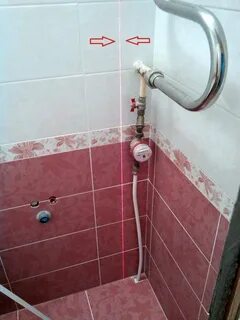 Трубы в ванной и плитка