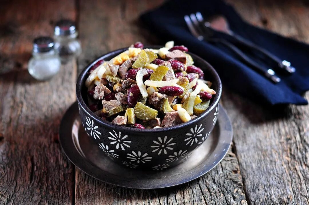 салат с печенью и фасолью и соленым огурцом. боул с печенью. салат из куриной печени с фасолью. салат из говяжьей печени с фасолью. салат обжорка с куриной печенью.