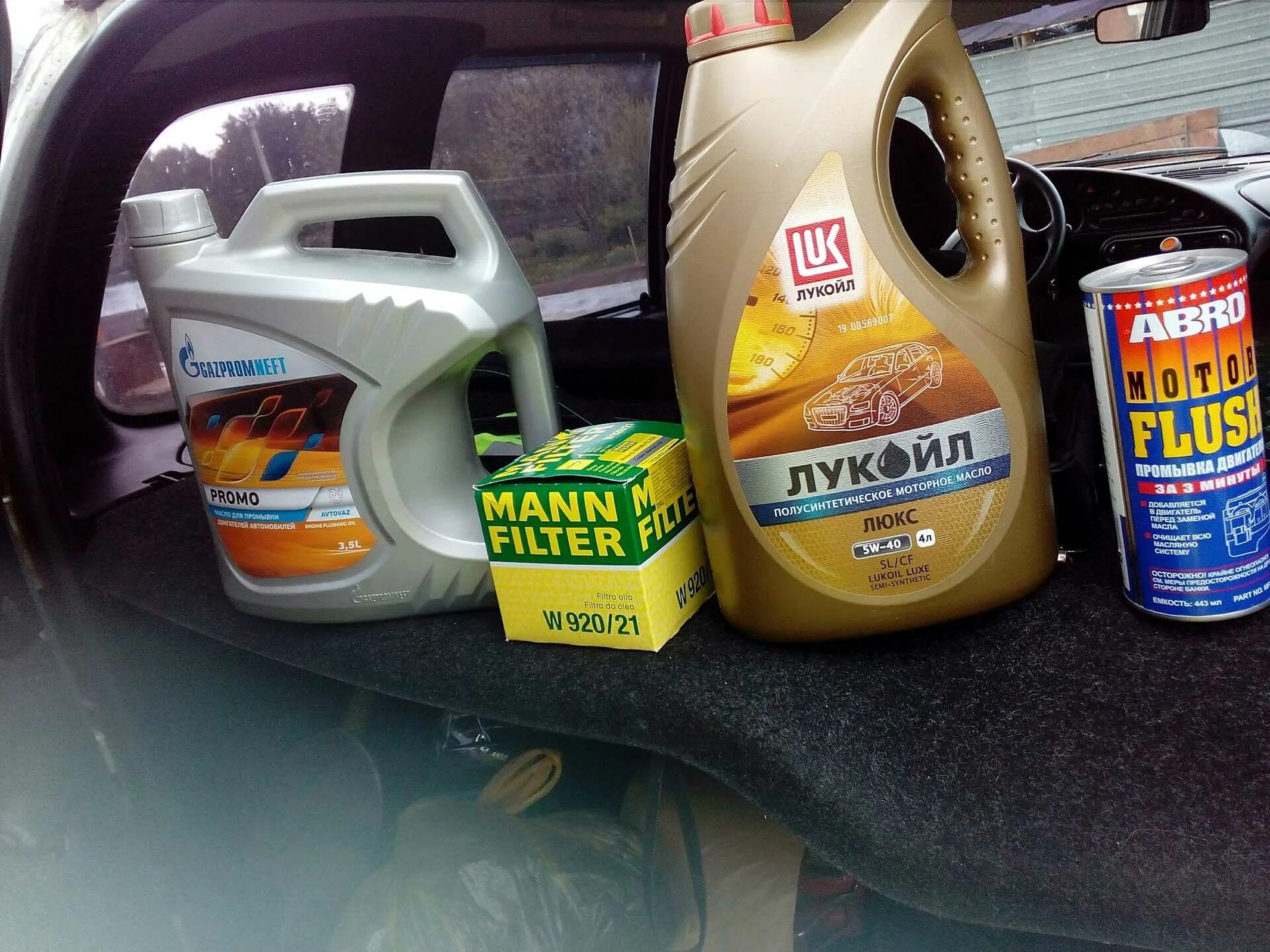 Масло лукойл люкс шевроле нива. Масло в ниву шевроле в двигатель 10/40. Моторное масло для нивы 21214. Масло в ниву инжектор. Масло моторное полусинтетика shell helix для нивы шевроле.