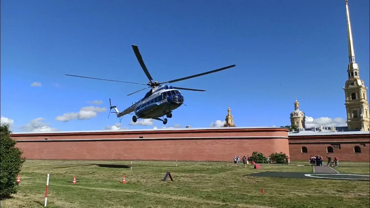 Вертолеты над санкт петербургом. Петропавловская крепость вертолетная площадка. Вертолетные прогулки на Петропавловской крепости. Вертолет Петропавловская крепость ми. Вертолет в Питере Петропавловская крепость.