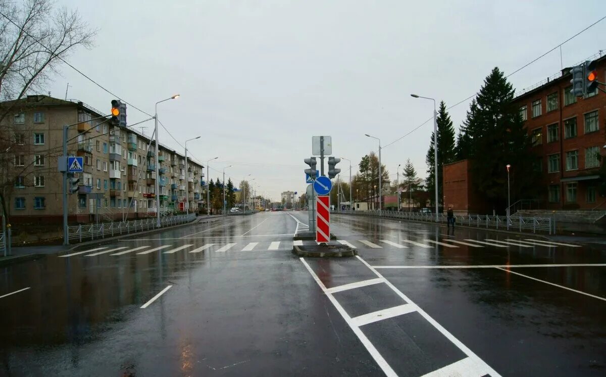Штраф островок. Штраф островок. 1 разделяющая потоки. Штраф островок. Белый островок безопасности на дороге.