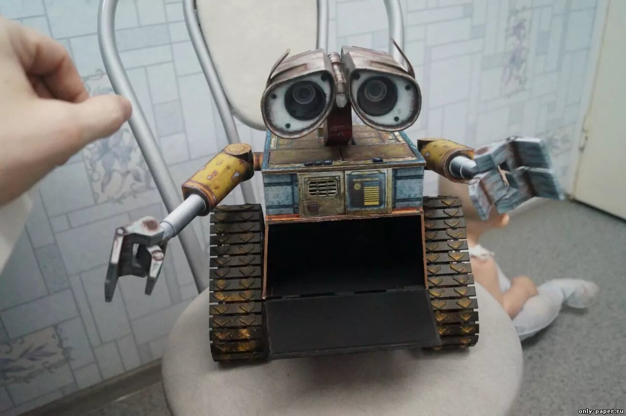 Робот валли. Робот из подручных материалов. Системный блок валли. Робот eva валли. Сделать робот валли.