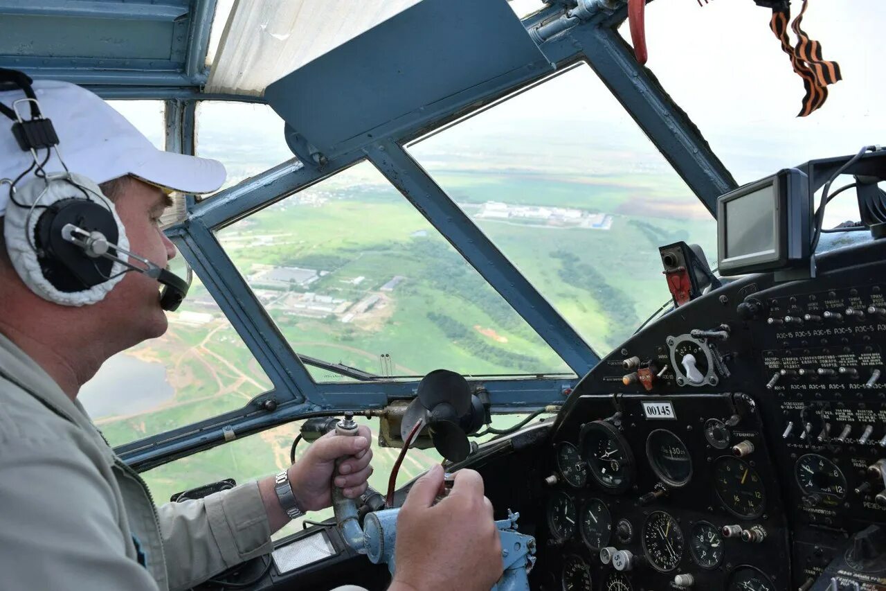 Второй пилот ан2. Пилот ан 2. Кукурузник ан-24. Ан-2 кабина пилотов. Пилот ан 2.