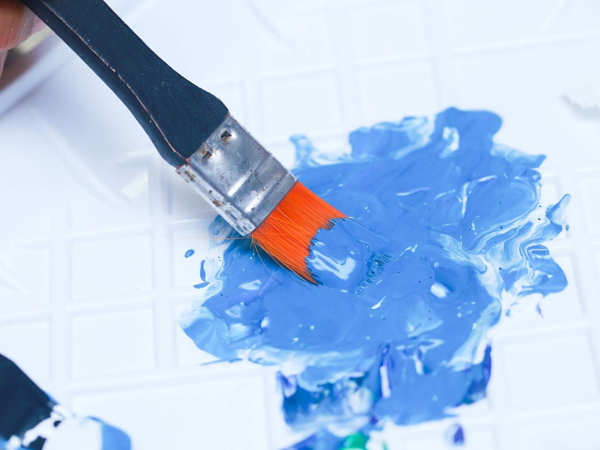 Синий цвет краски. Цвет синий индиго. Краска бело синего цвета. Цвет индиго. Вода абстракция.