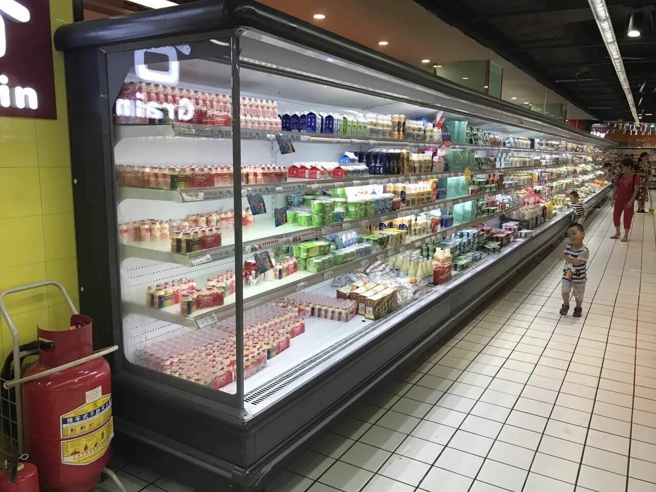Холодильник в супермаркете. Холодильник открытый в супермаркете. Витрина для овощей охладитель. Открытые холодильники для супермаркетов. Открыть прилавок