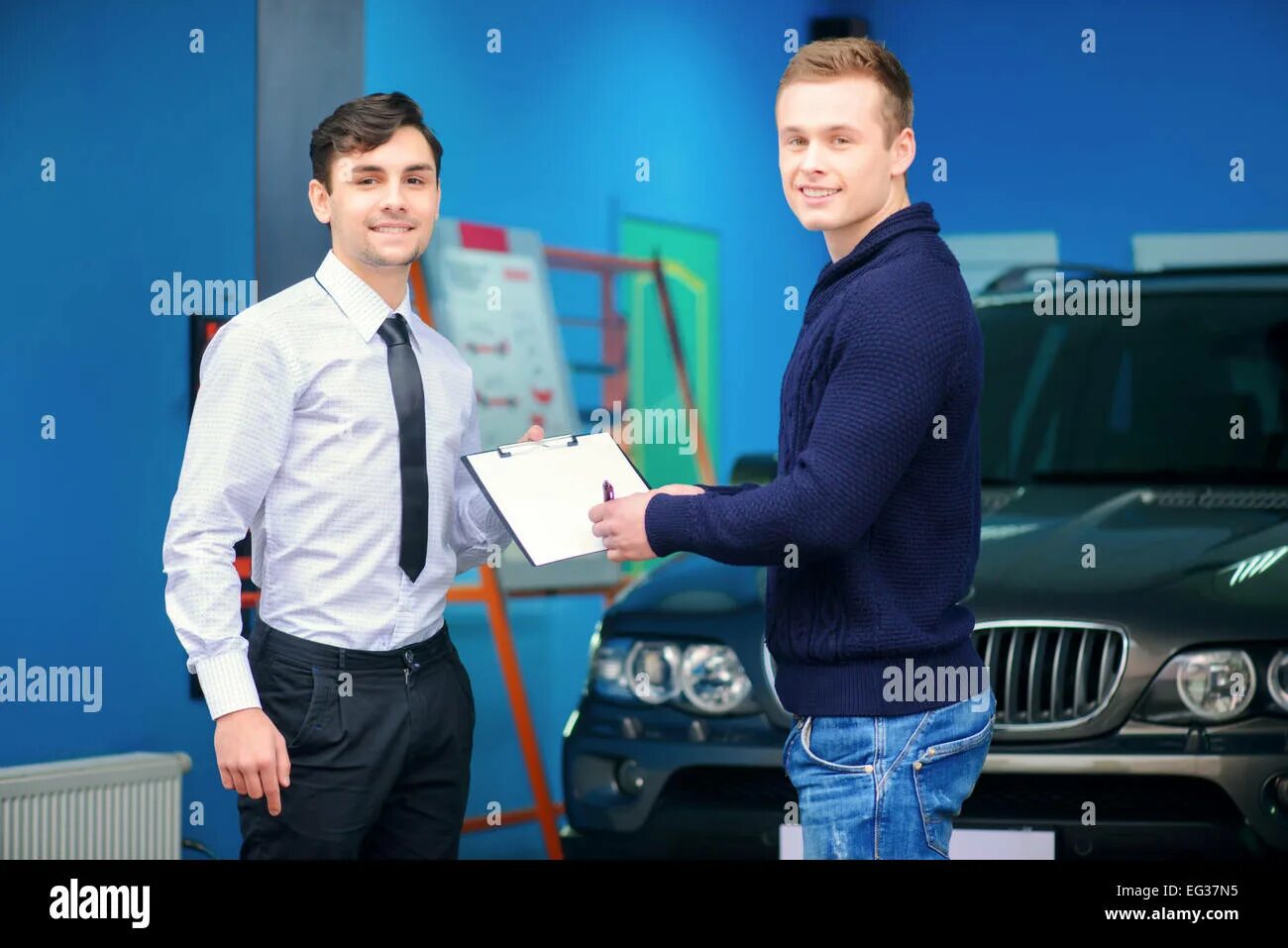 Чистая машина. Довольный владелец. Довольный владелец. Мужчина в автомобиле. Счастливые люди в машине.