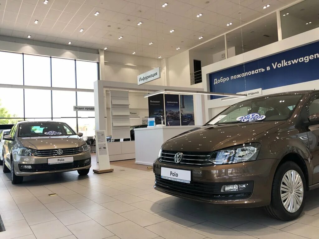 Автосалон Фольксваген. Автодилер Фольксваген. Казахские автосалоны. Volkswagen Polo в автосалоне.