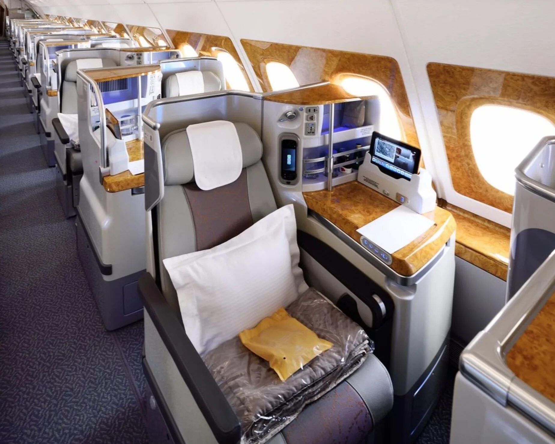 Организация бизнес класс. British Airways a380 Business class. Emirates 388 бизнес класс. Аэробус а380 British Airways. Boeing 737-800 Emirates бизнес класс.