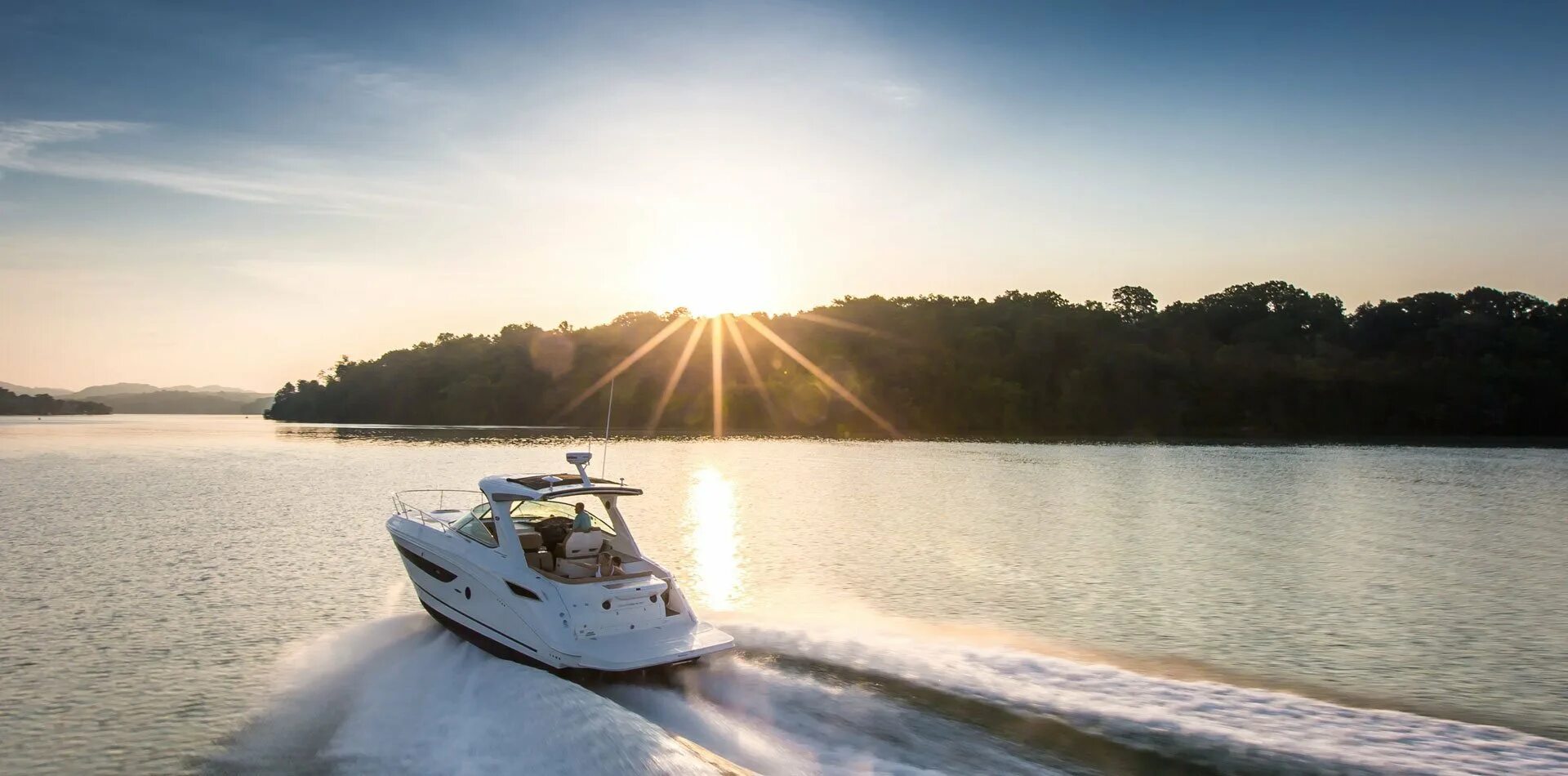 Моторная лодка. Chris craft 34. Лодка с мотором. Моторка на реке. Sun ray катера.