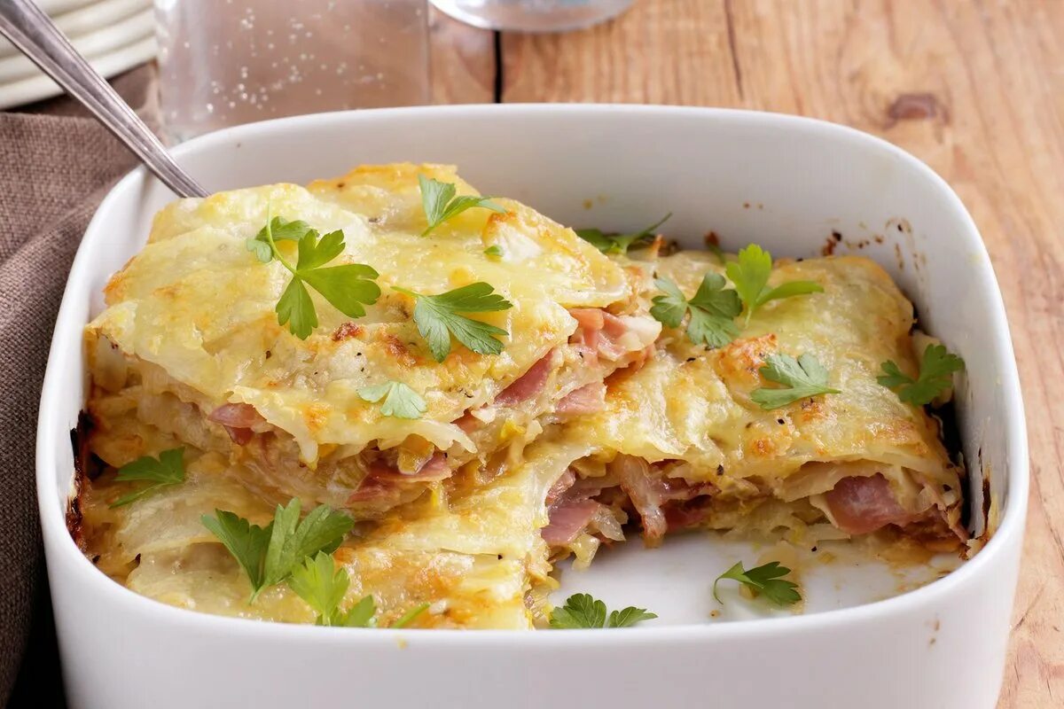 Картофель в духовке с ветчиной и сыром. Французская картофельная запеканка. картошка по французски. запеканка из курицы. запеканка с курицей и картошкой.