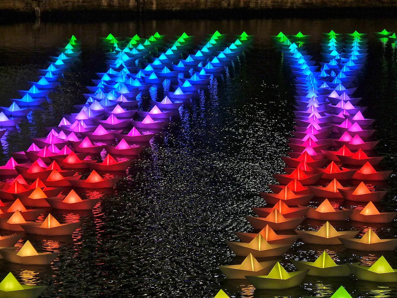 Горящие бумажные кораблики. Световая инсталляция имитация воды. Светящиеся кораблики. Бумажные кораблики с подсветкой. Светящиеся кораблики.