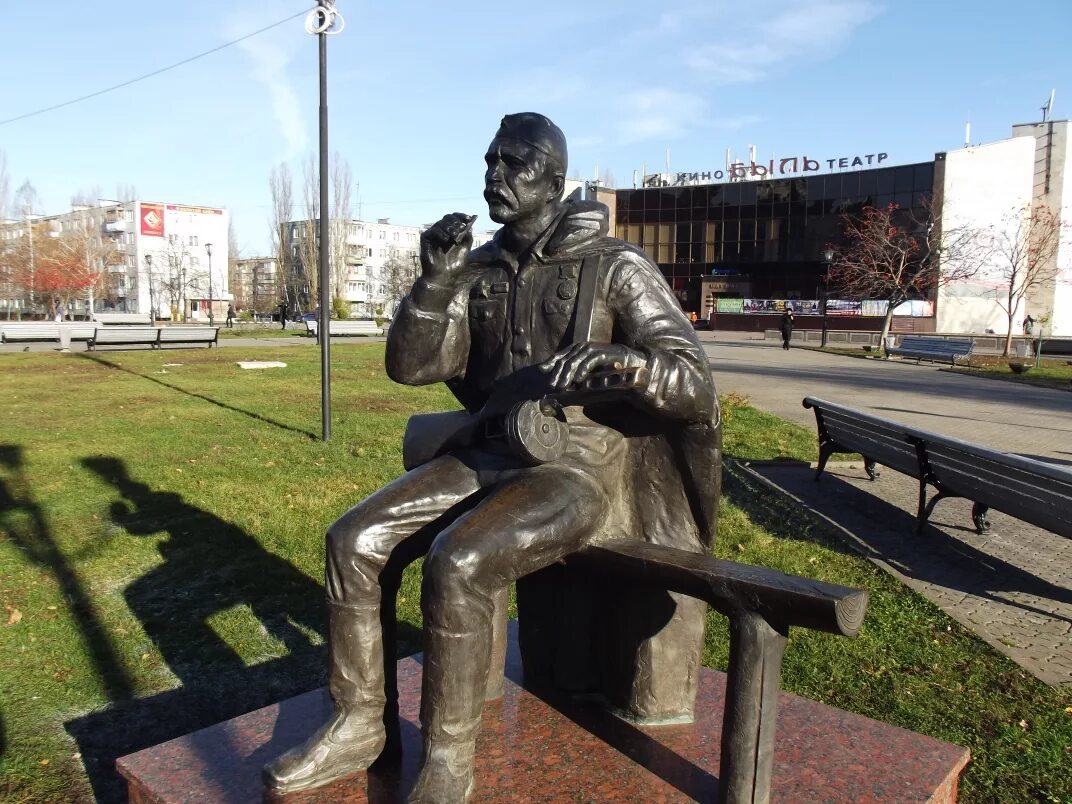 Старый памятник. Памятник угарова старый оскол. Памятник жукову старый оскол. Памятник георгию жукову старый оскол. Памятник строителям дороги старый оскол - ржава.